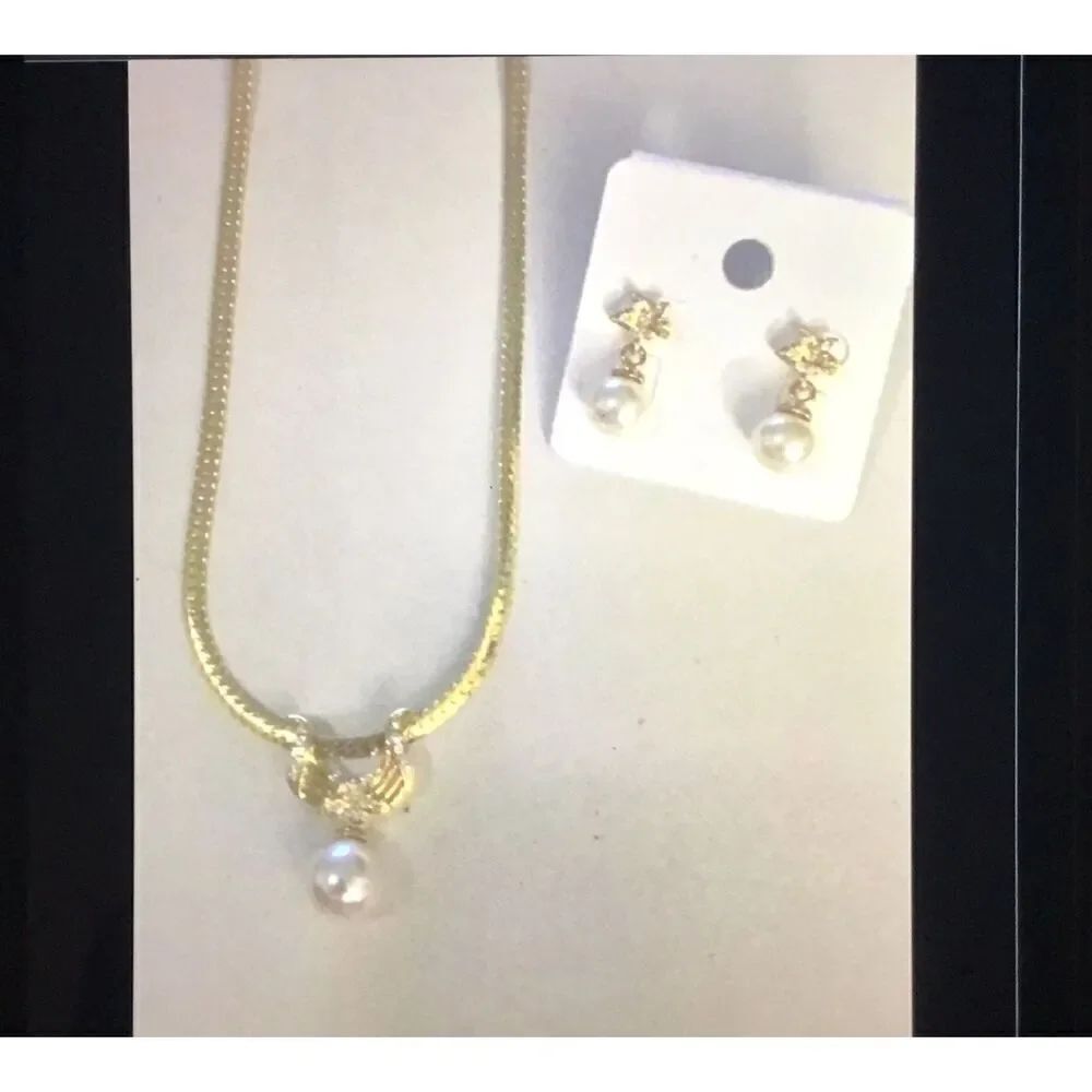 Gorgeous Pearl & Crystal Necklace/Earring Set
